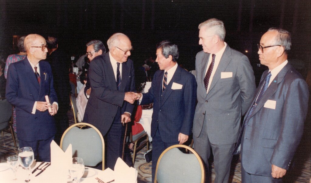Senator J. William Fulbright greets Korea Fulbright Alumni Association Member, Professor Ro Jung Hyun, at the 40th Anniversary Commemoration of the Fulbright Program in Korea, which was celebrated on September 20-21, 1990 in Seoul.